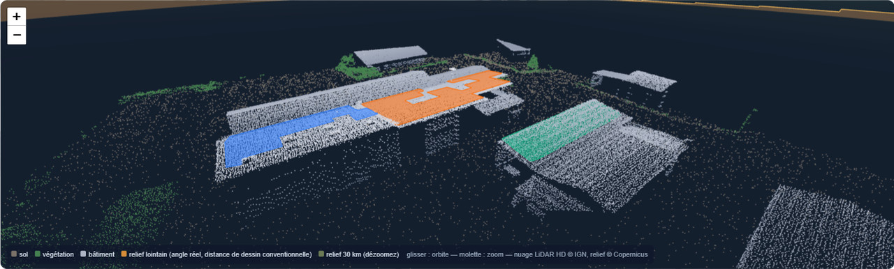 Vue 3D : nuage de points du site avec trois pans mesurés colorés posés sur les toitures, et le relief lointain à l'horizon