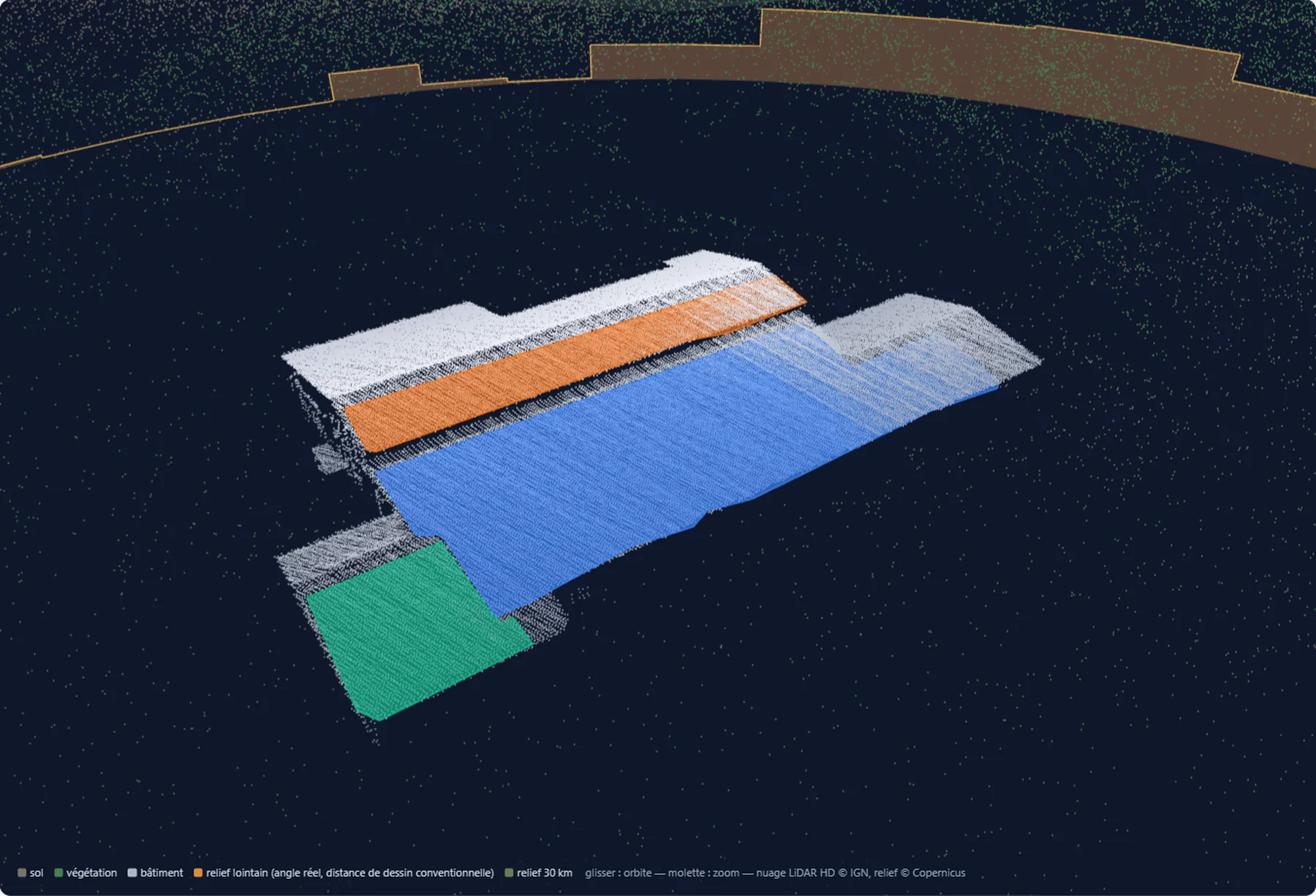 Vue 3D d'une installation dans PVReactive : nuage de points du relevé laser avec le sol, la végétation et les bâtiments, trois pans de toiture mesurés coloriés en orange, bleu et vert posés sur leurs versants, l'anneau du relief lointain à l'horizon et la légende des couches en pied.