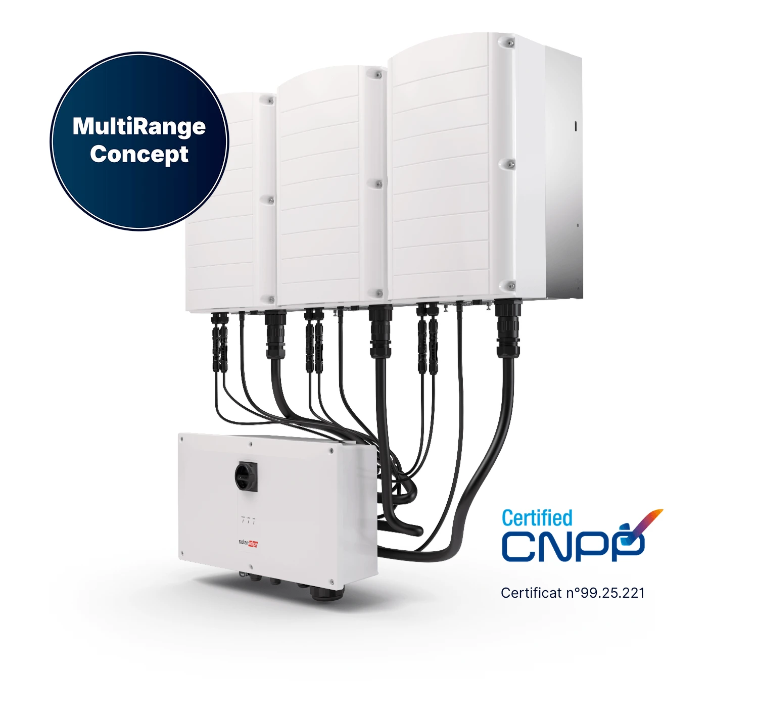 Trois onduleurs SolarEdge côte à côte, câblés vers un coffret de raccordement — visuel constructeur
